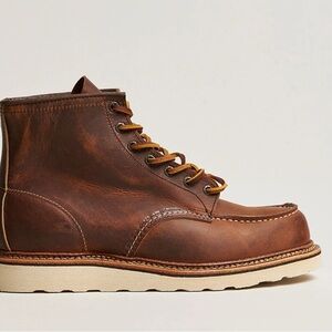 RED WING SHOES
Moc Toe Boot Copper Rough/Though Leather